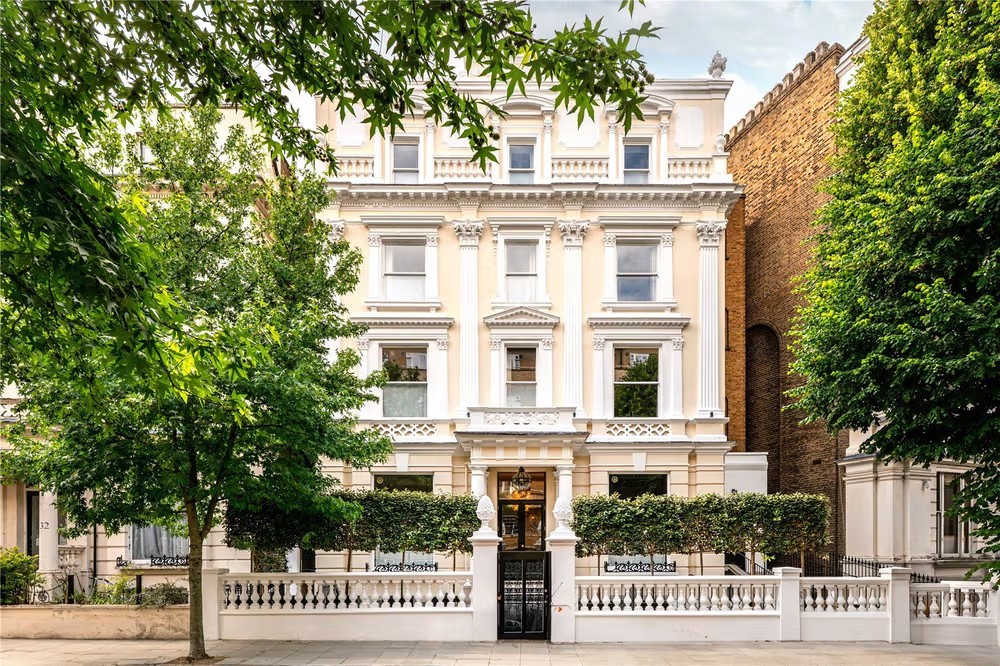 Cream stucco townhouse in prime London